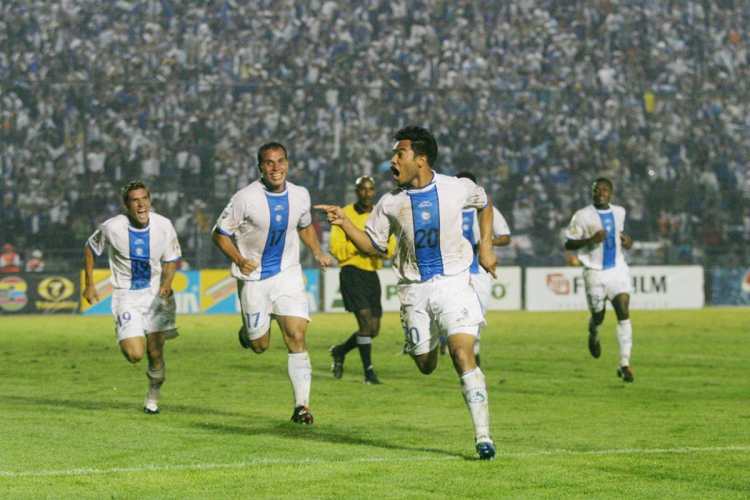 El Pescado Ruiz festeja la victoria ante Honduras, que le dio el pase a la segunda ronda a Guatemala en 2004. (Foto Prensa Libre: Hemeroteca PL)