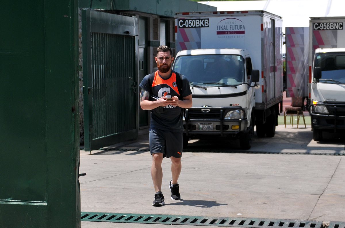 Jean Jonathan Márquez a su salida de las canchas del estadio Cementos Progreso. (Foto Prensa Libre: Gloria Cabrera)
