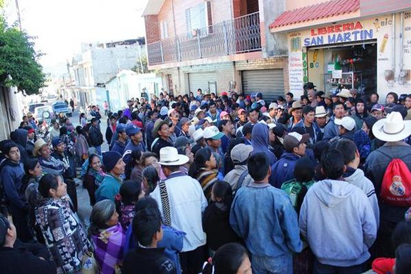 Cientos de vecinos esperaban ser atendidos en las oficinas de Renap. (Foto Prensa Libre: Víctor Chamalé)<br _mce_bogus="1"/>