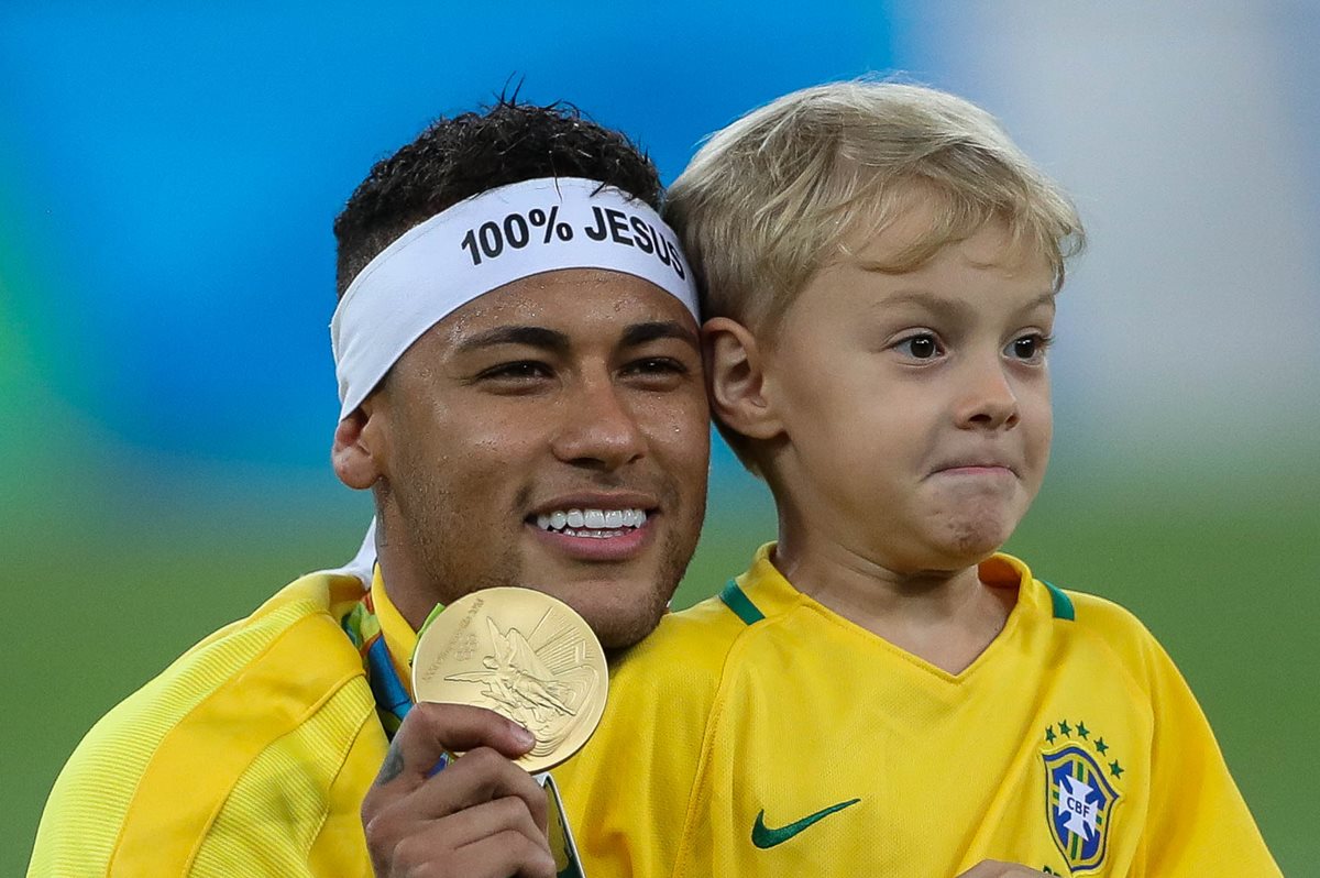 El brasileño Neymar Jr. (i) posa con su hijo Lucas, al ganar la medalla de oro de la competencia de futbol masculino de los Juegos Olímpicos Río 2016 (Foto Prensa Libre: EFE)