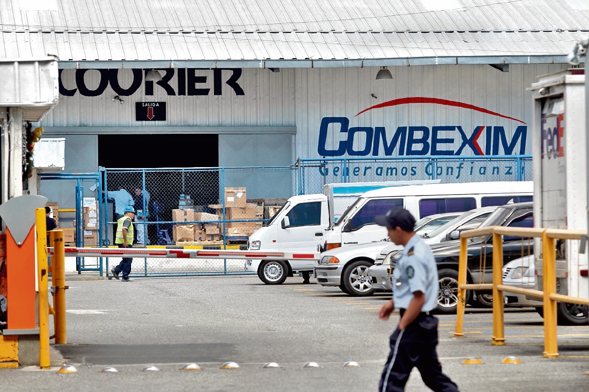 afuera de la Aduana Express Aéreo, en la zona 13 capitalina, se efectúan operativos por parte de la SAT. (Foto Prensa Libre: Álvaro Interiano)