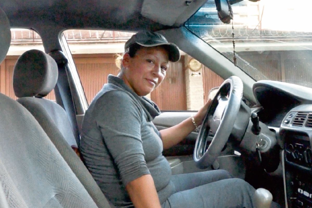 fLOR DE MARÍA Cuyuch enviudó hace una década y trabaja como taxista para sacar adelante a su familia.