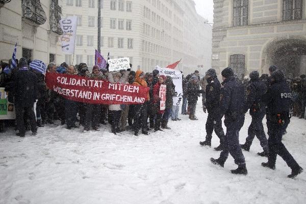 Mientras el gobierno griego renegocia la dedua grupos de ciudadanos mantienen protestas contra la crisis. (Foto Prensa Libre: EFE)