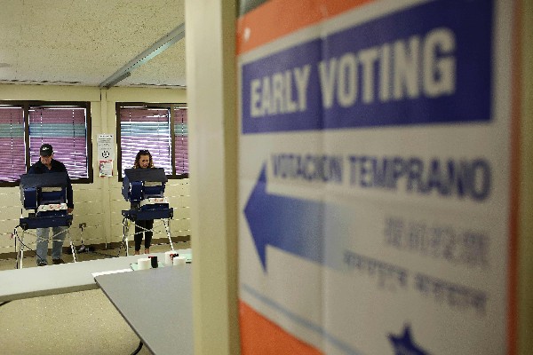 Votantes emiten su boleta durante la votación anticipada en Chicago, Illinois. (AP).