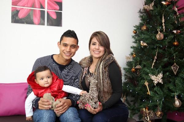 Acorde a la época navideña, la familia Aparicio Meléndez decoró su casa con muchos adornos. (Foto Prensa Libre: Óscar Felipe)