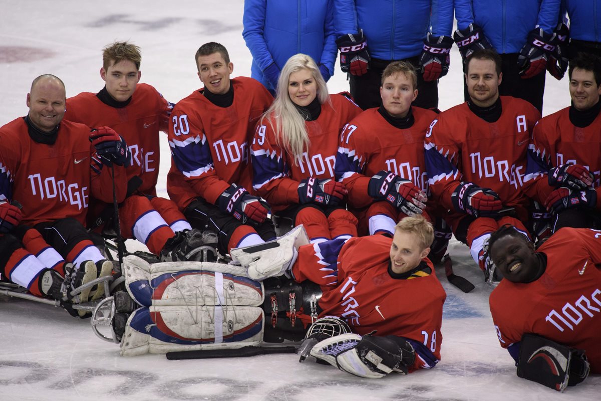 Lena Schroeder, la única mujer en el universo masculino del hockey sobre hielo