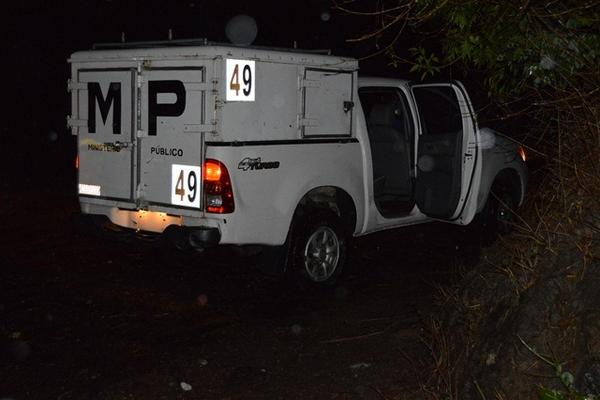 Vehículo del MP permanece cerca del lugar de donde murió por un rayo Delmar Iván Gómez, en Zacapa. (Foto Prensa Libre: Víctor Gómez)