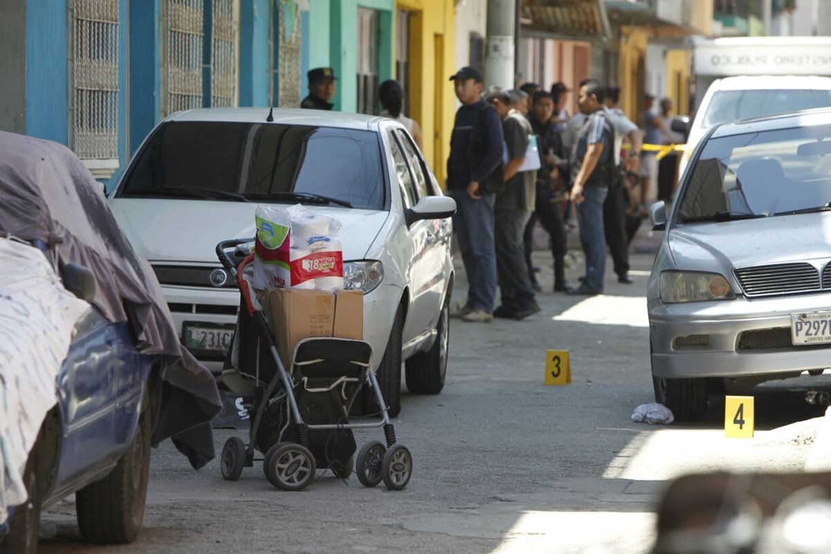 Claudia Marina Saquic y su hija de 14, murieron a balazos junto a la carreta con el producto que vendían de casa en casa. (Foto Prensa Libre: Paulo Raquec)