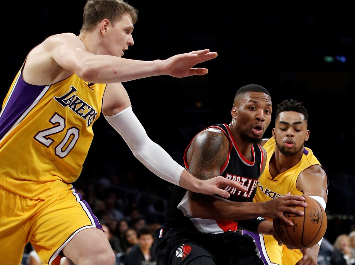 Los Lakers de Los Ángeles acordaron enviar al base, D’Angelo Russell, y al costoso pívot, Timofey Mozgov, a los Nets de Brooklyn en un canje por el pívot Brook López.(Foto Prensa Libre: AFP)