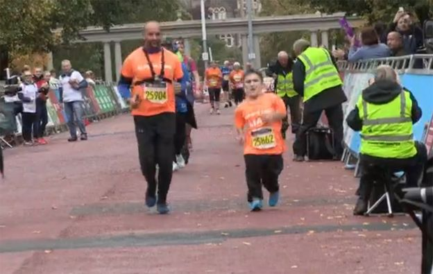 Liam completó la distancia que se le exigió recorriera en la media maratón de Cardiff.