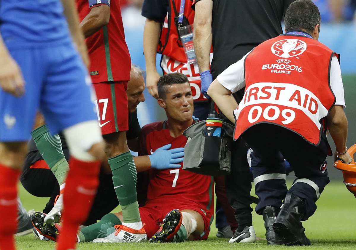 Cristiano es atendido antes de dejar el terreno de juego. (Foto Prensa Libre: AP)