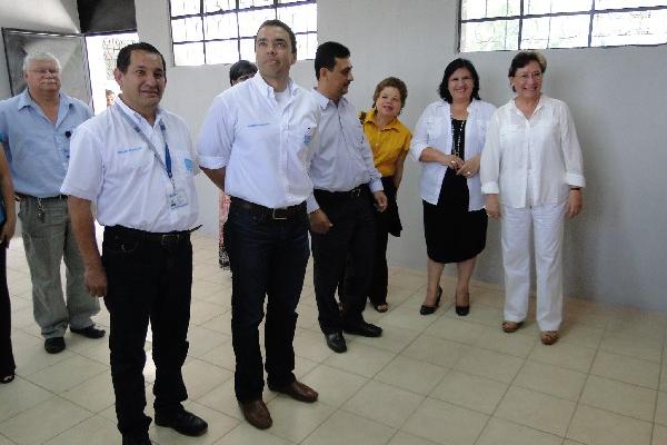 Autoridades del  Mineduc en edificio.