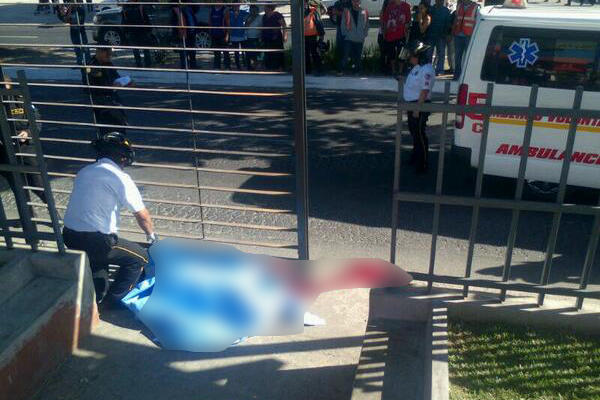 Mujer asesinada en parada de bus en la zona 18. (Foto Prensa Libre: Julio Lara)