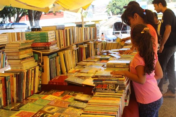 En la Feria de Libro se ofrecen más de 40 mil textos. (Foto Prensa Libre: Óscar González).