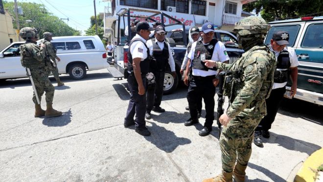 Los miembros de la policía municipal de Acapulco fueron detenidos y desarmados por las fuerzas de seguridad federales. REUTERS