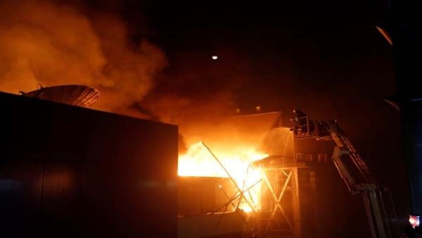 Mueren catorce personas en un incendio de un edificio en Bombay. (Foto Prensa Libre: AFP)