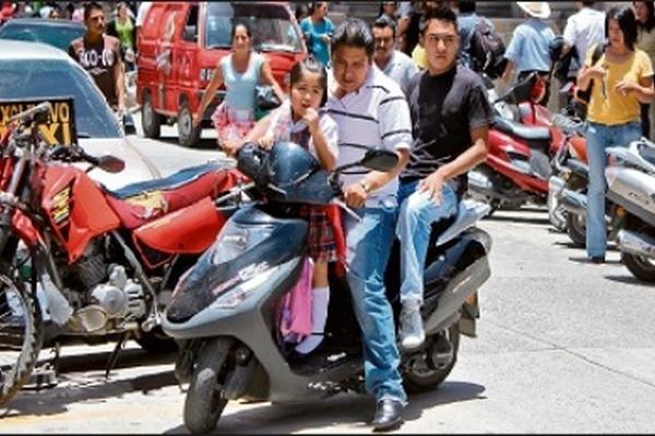 Padres de familia  recogen a sus hijos en los planteles educativos de Huehuetenango, como parte de su responsabilidad.