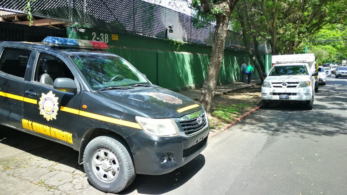 Allanamientos en la zona 10 capitalina. (Foto Prensa Libre: Estuardo Paredes).