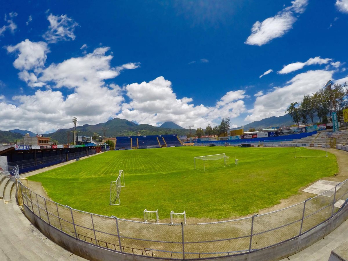 El estadio Mario Camposeco pertenece a la municipalidad de Quetzaltenango pero está entregado a Xelajú en usufructo. (Foto Prensa Libre: Raúl Juárez)