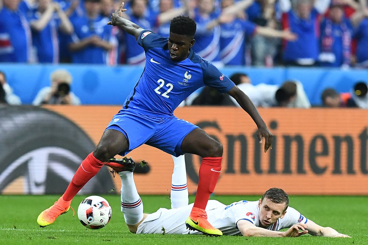 El defensa francés Samuel Umtiti fue parte de la selección de Francia durante la Eurocopa que finalizó el fin de semana. (Foto Prensa Libre: AFP)