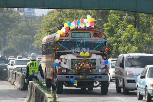 Algunos buses fueron adornados para festejar el Día de San Cristóbal patrono de los viajeros (Foto Prensa Libre: Estuardo Paredes)