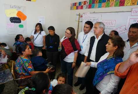 El presidente Otto Pérez Molina, junto a la ministra de Desarrollo Social, Luz Lainfiesta, visitan la feria de la salud organizada en Santa María de Jesús, Sacatepéquez.