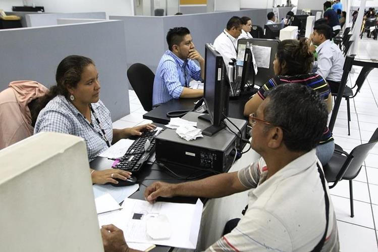 Cada día se reciben hasta 2 mil solicitudes nuevas de DPI en las distintas sedes del Renap. (Foto Prensa Libre: Hemeroteca PL)