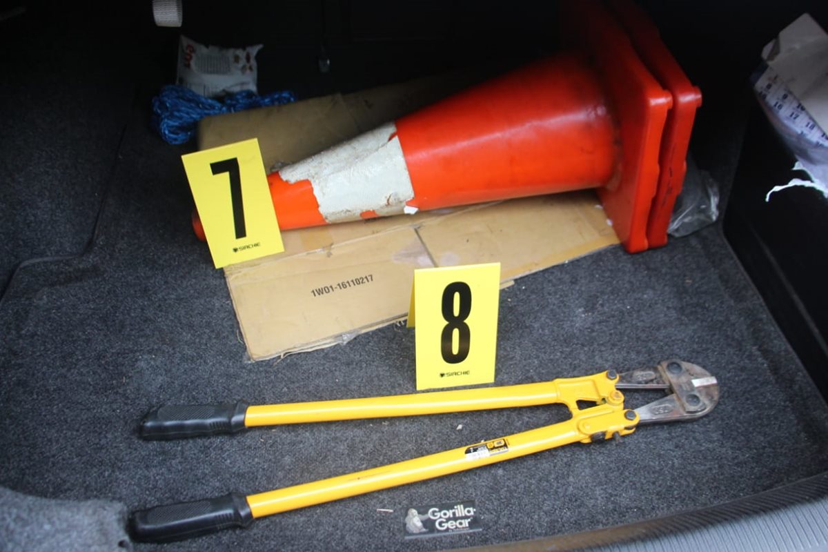 Las autoridades localizaron distintas herramientas en uno de los vehículos de los capturados. (Foto Prensa Libre: Mario Morales)