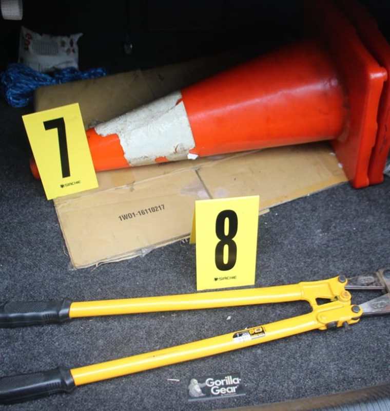Las autoridades localizaron distintas herramientas en uno de los vehículos de los capturados. (Foto Prensa Libre: Mario Morales)