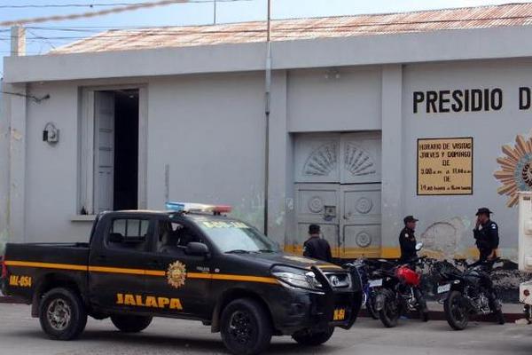 Fachada de la prisión policial de Jalapa, del cual se fugaron tres reos el pasado martes. (Foto Prensa Libre: Hugo Oliva)