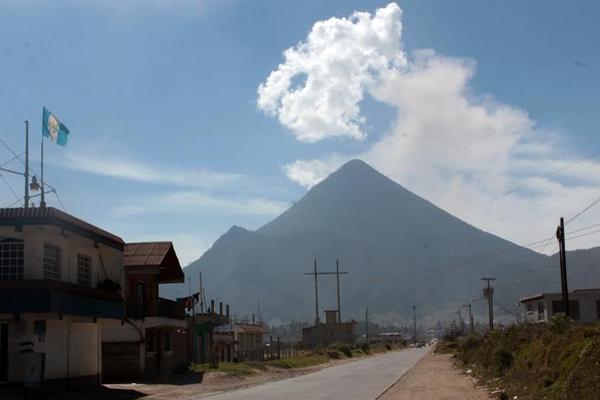 Vista panorámica del volcán Santiaguito desde Quetzaltenango. (Foto Prensa Libre: Carlos Ventura)<br _mce_bogus="1"/>