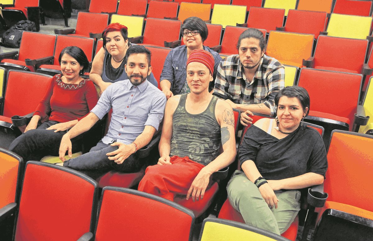 El comité organizador del 11 Festival Nacional de Teatro, integrado por artistas de diferentes edades, trabaja en la planificación de esta actividad escénica desde octubre del 2016. (Foto Prensa Libre: Álvaro Interiano).
