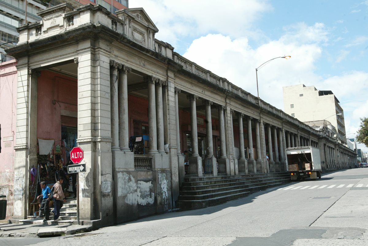 Portal del Comercio en la 8a. calle entre 7a. y 6a. avenida de la zona 1. (Foto Prensa Libre: Hemeroteca PL)