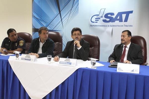 Auotoridades de la SAT y representantes de las Policías de Tránsito de Guatemala y Villa Nueva presentan el Sistema Electrónico de Pago. (foto Prensa Libre: Paulo Raquec Caal)