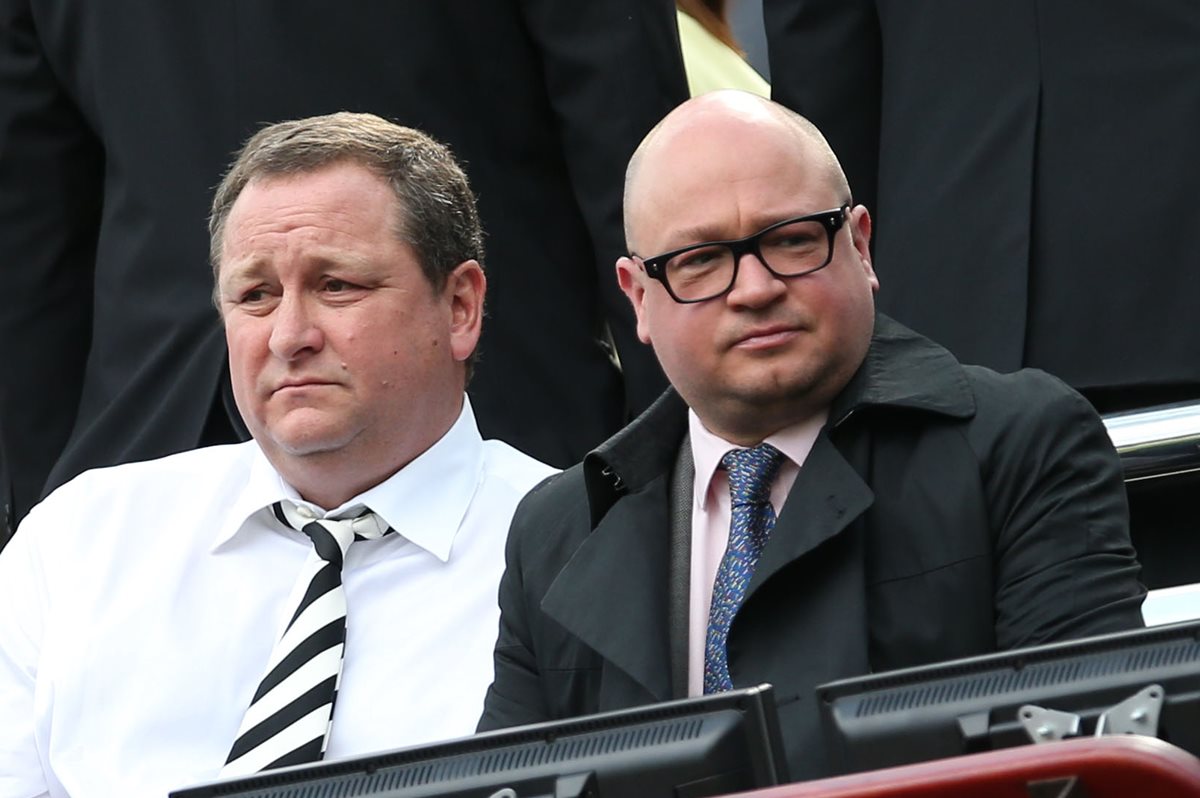 Lee Charnley (Derecha) junto a Mike Ashley durante un juego de Newcastle. Charnley fue detenido por supuesto fraude fiscal. (Foto Prensa Libre: AFP)