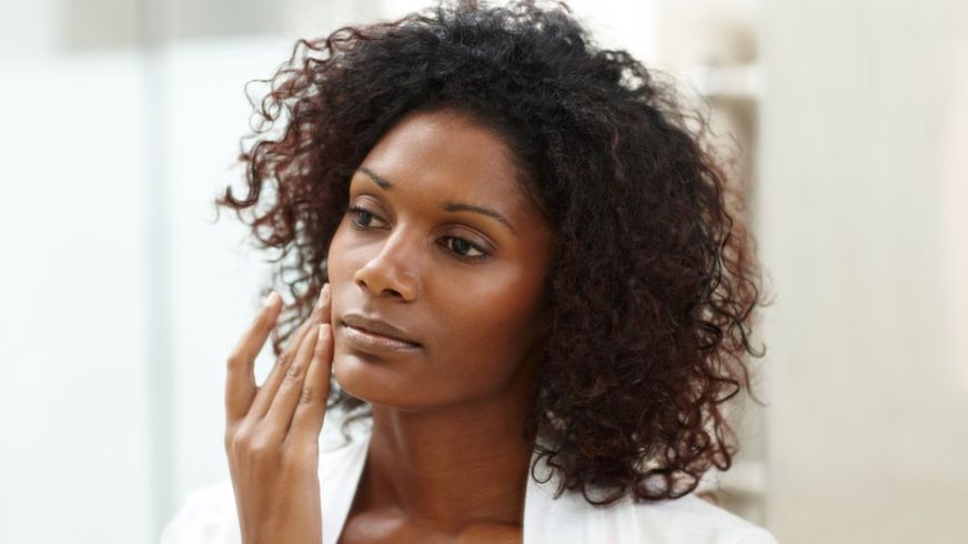 La Organización Mundial de la Salud asegura que la mayoría de mujeres de piel oscura que usa productos blanqueadores lo hace sin receta médica. (Getty Images).