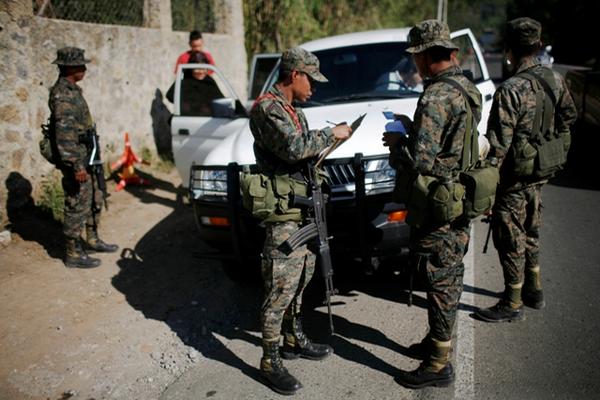 Soldados solicitan documentos a los conductores que transitan por Alta Verapaz, debido a la vigencia del estado de sitio. (Foto Prensa Libre: AP)