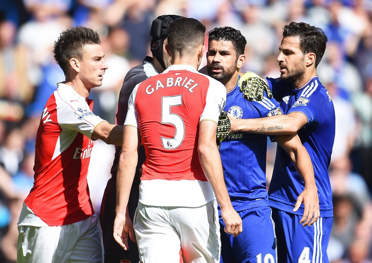 Mientras que Gabriel fue liberado de la sanción, Costa deberá cumplir con tres partidos de suspensión. (Foto Prensa Libre: EFE)