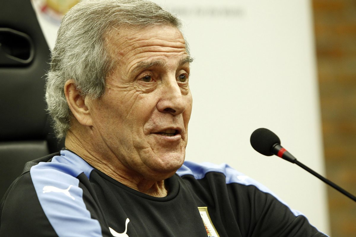 El técnico de Uruguay, Óscar Washington Tabárez habló acerca del duelo frente a Brasil. (Foto Prensa Libre: AFP)