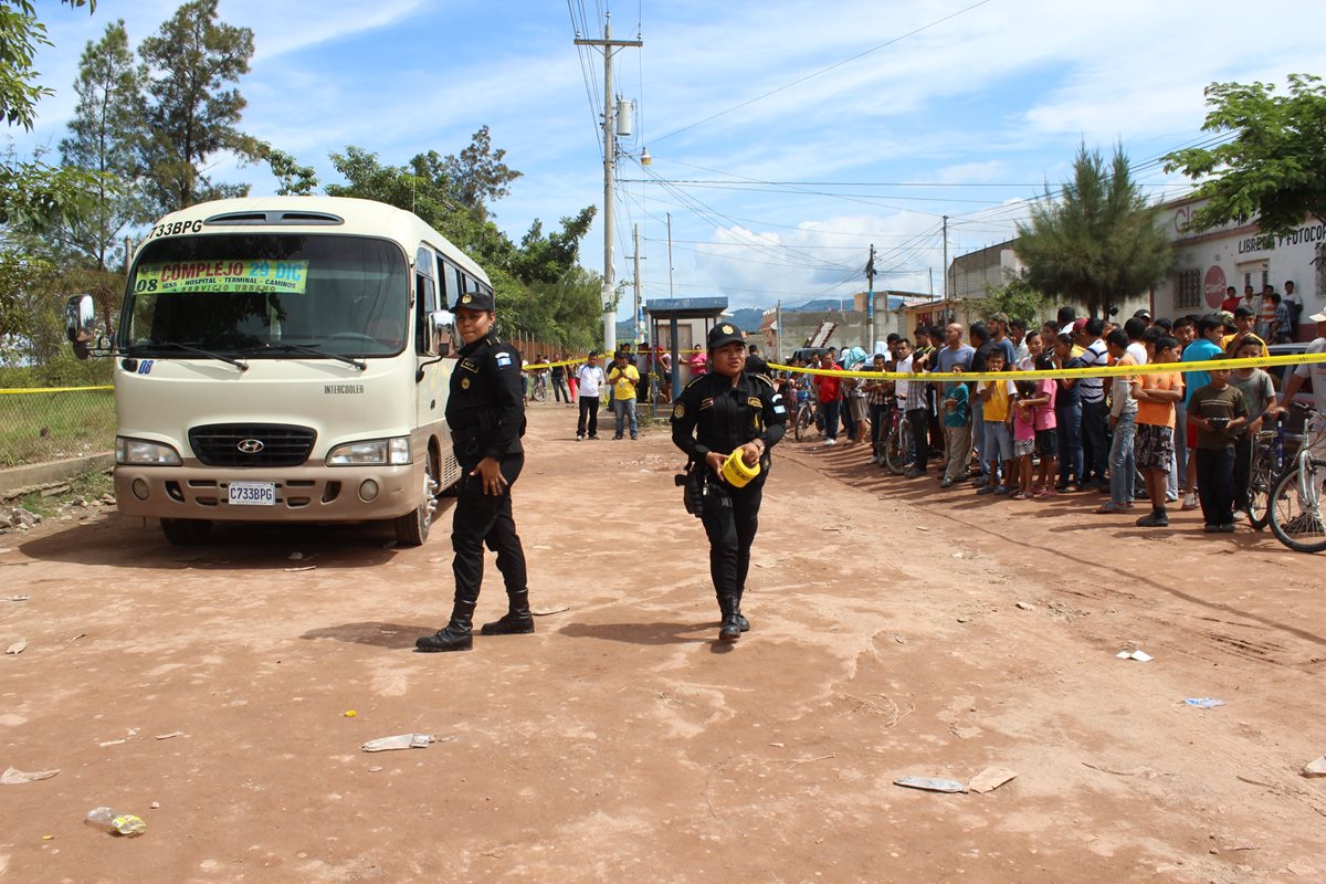 Unidad de transporte donde se cometió el doble crimen estaba estacionado, esperando turno de salida, frente al complejo deportivo de Jutiapa. (Foto Prensa Libre: Óscar González)