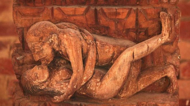 El Kama Sutra -representado aquí en un relieve en Nepal- es un nombre conocido mundialmente. Pero "El jardín perfumado" podría hacer sonrojar a su autor. ALAMY
