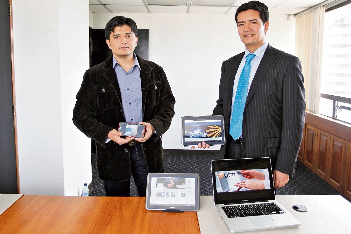 Julio Velásquez, gerente de Desarrollo, y Vladimir de la Roca, gerente comercial, integrantes de Grupo Telemática. (Foto Prensa Libre: RODRIGO MENDEZ)