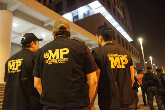 Fiscales del Ministerio Público realizaron las investigaciones que llevaron a la captura de los involucrados en el negocio el Escondite de los Placeres. (Foto Prensa Libre: MP)
