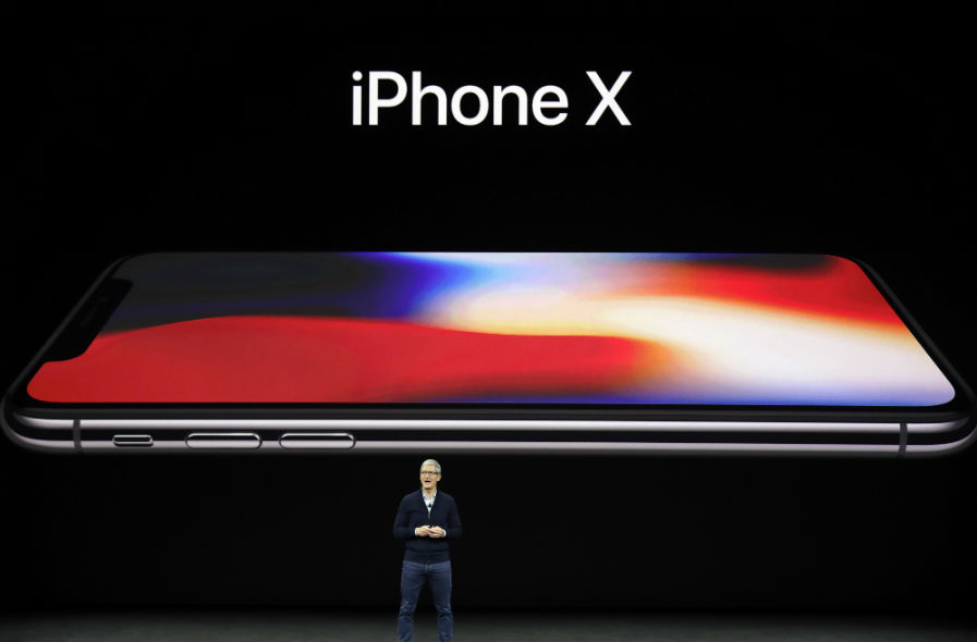 Tim Cook anuncia el nuevo iPhone X, en el nuevo campus de Apple, en Cupertino, California. (Foto Prensa Libre: AP)