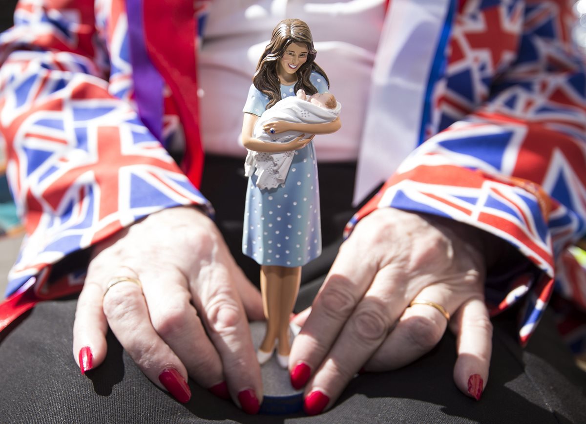 Una mujer sostiene una figura de la duquesa de Cambridge Catalina en las inmediaciones del hospital de Saint Mary en Londres (Foto Prensa Libre: EFE)