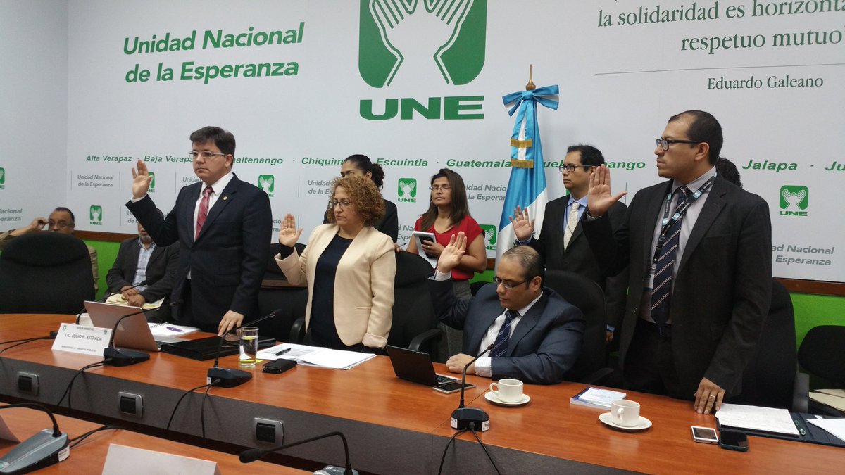 Autoridades de Finanzas son juramentados durante de la citación de diputados de UNE. (Foto Prensa Libre: Jessica Gramajo)