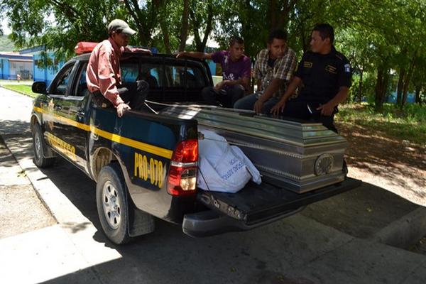 El cadáver de José Género Gómez es trasladado por la Policía  a la  morgue del Inacif, en Guastatoya. (Foto Prensa Libre: Hugo Oliva)
