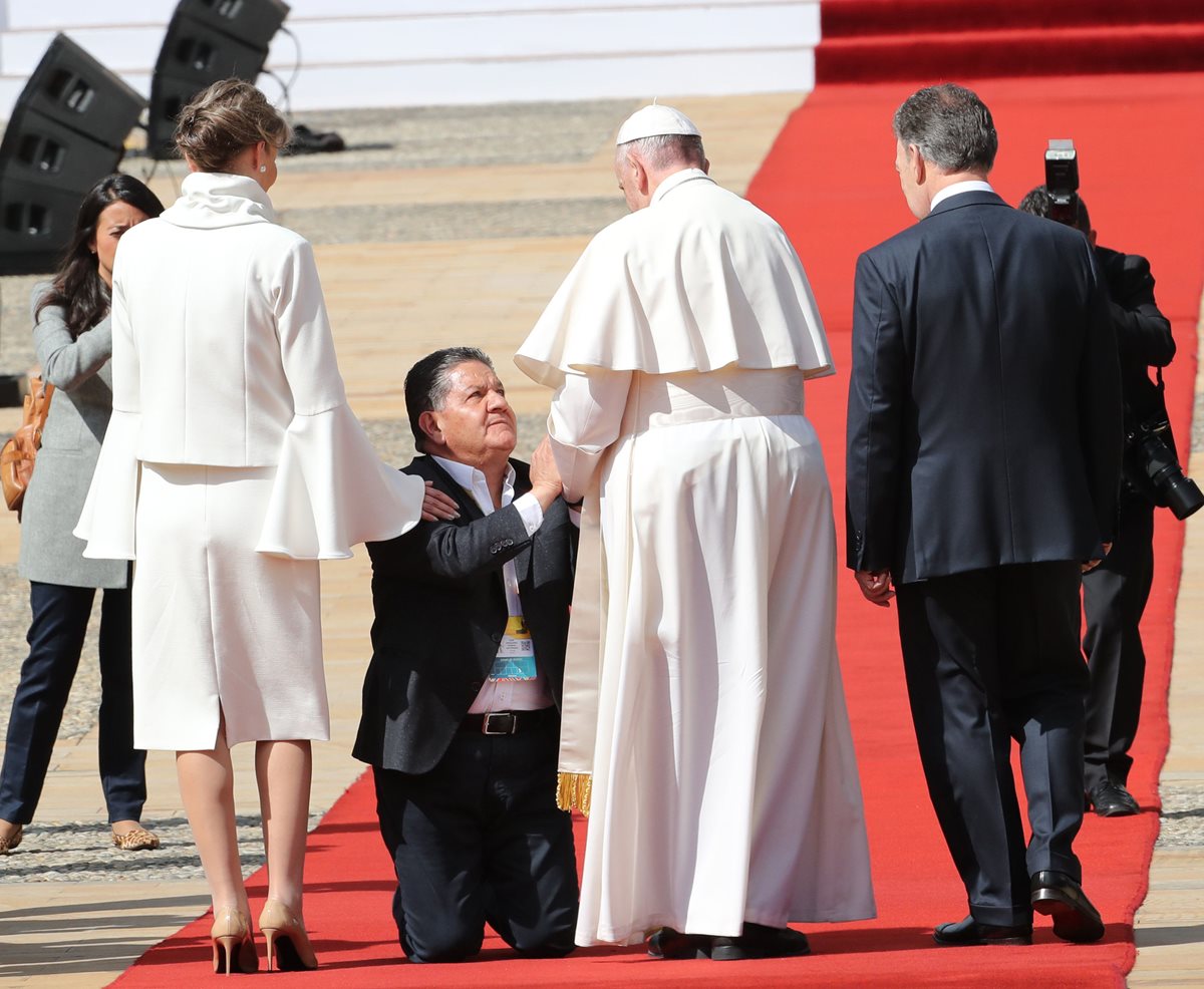 Papa Francisco rompió protocolos a su llegada a la casa de Gobierno en Colombia. (Foto Prensa Libre: EFE)