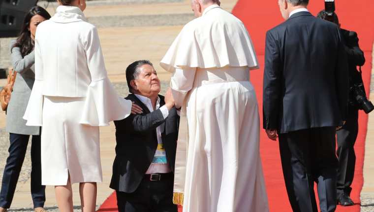 Papa Francisco rompió protocolos a su llegada a la casa de Gobierno en Colombia. (Foto Prensa Libre: EFE)