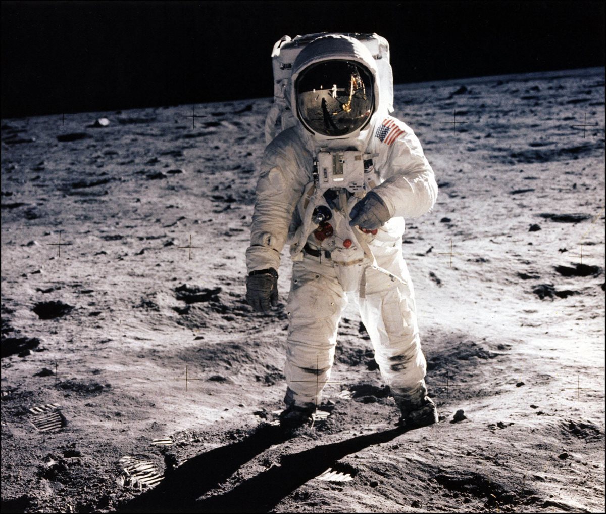 El astronauta Neil Armstrong camina sobre la superficie lunar el 20 de julio de 1969. (Foto: AFP)